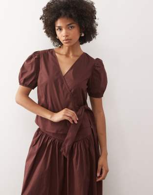 Reclaimed Vintage - Wickelbluse in Braun mit Puffärmeln-Blau