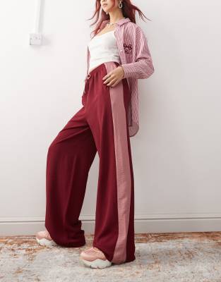 wide leg pants with side contrast panel in burgundy-Red
