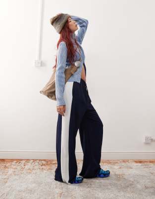 Reclaimed Vintage Reclaimed Vintage wide leg trouser with side contrast panel in navy-Blue