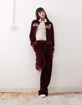 Reclaimed Vintage Reclaimed Vintage wide leg velour jogger in burgundy-Red