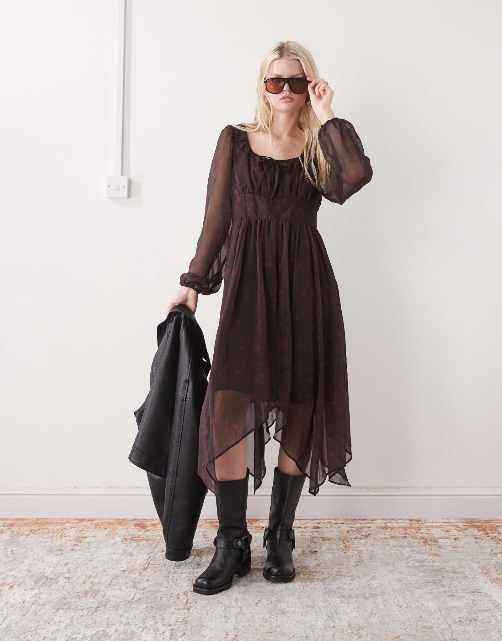 Обновленное винтажное зимнее платье миди в стиле прерий с асимметричным подолом и бордово-красным принтом пейсли