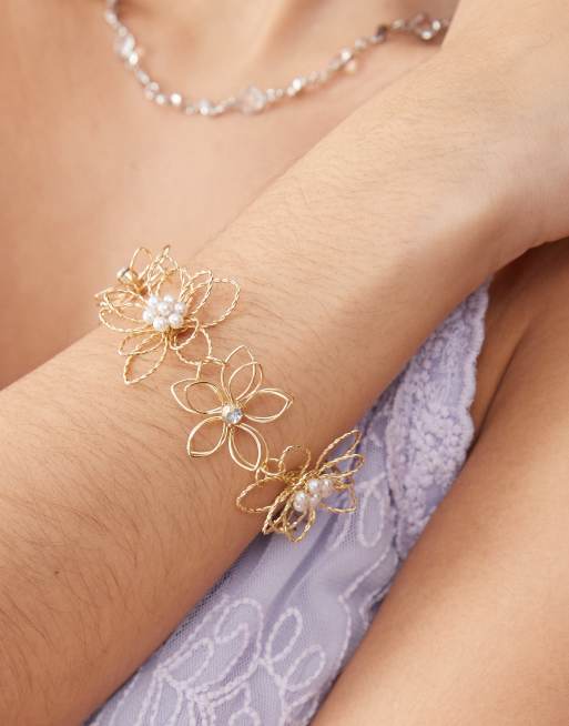 Reclaimed Vintage wire flower bracelet in gold | ASOS