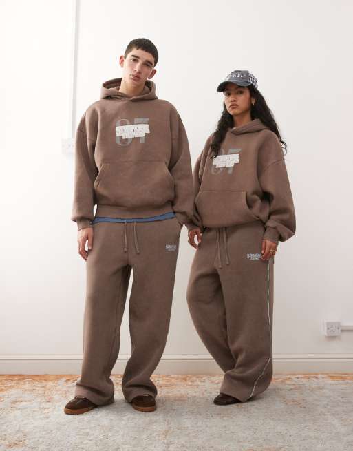 Reclaimed Vintage x Stranger Things – Bruna, blekta mjukisbyxor med logga i unisex-modell