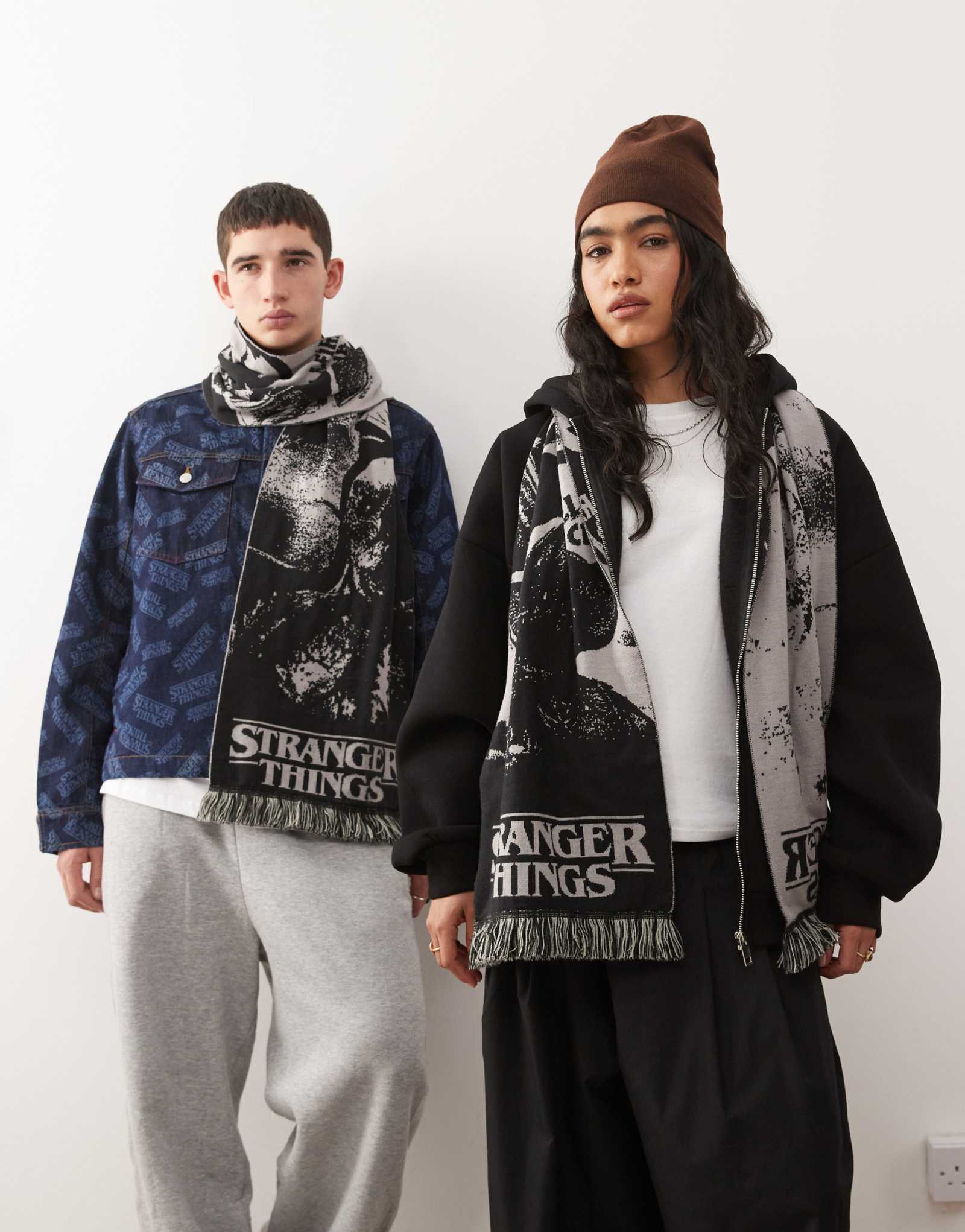 Восстановленный винтажный черно-белый шарф с изображением персонажа x Stranger Things