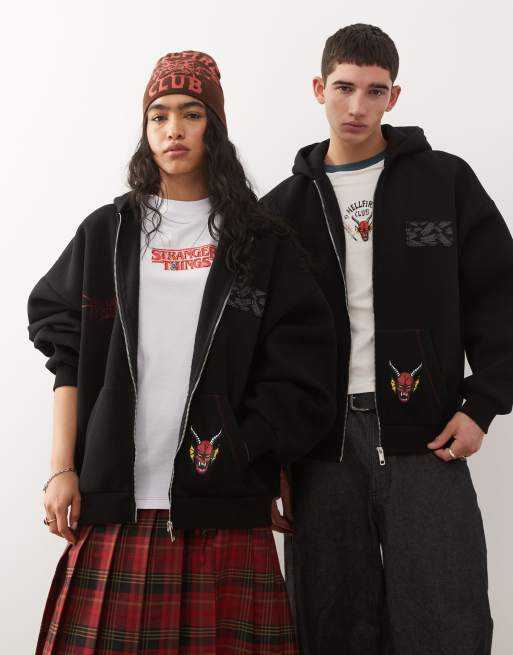 Reclaimed Vintage x Stranger Things – Czarna gruba bluza unisex o pudełkowym kroju z naszywkami