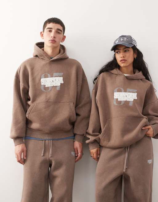 Reclaimed Vintage x Stranger Things - Felpa con cappuccio unisex marrone slavato con logo