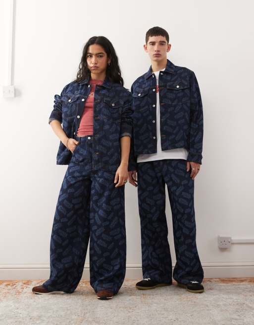 Reclaimed Vintage x Stranger Things - Jeans unisex larghi blu medio con logo stampato a laser