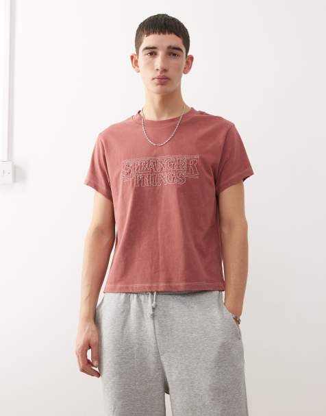 Reclaimed Vintage x Stranger Things – Kastiges T-Shirt in verwaschenem Rot mit Logostickerei - view 1