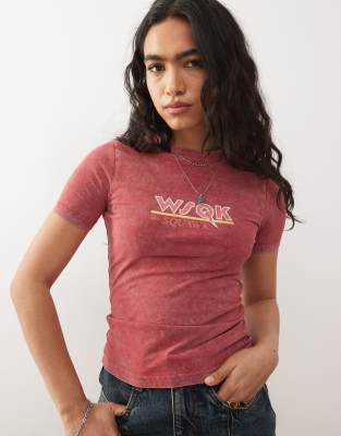 Reclaimed Vintage x Stranger Things - Knapp geschnittenes T-Shirt in verwaschenem Rosa mit „WSQK"-Logo-Rot
