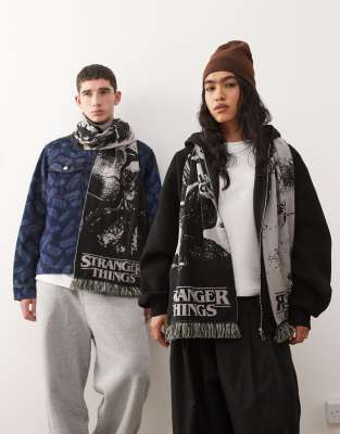 Reclaimed Vintage x Stranger Things - Schal mit Filmfiguren in Schwarz-Weiß-Bunt