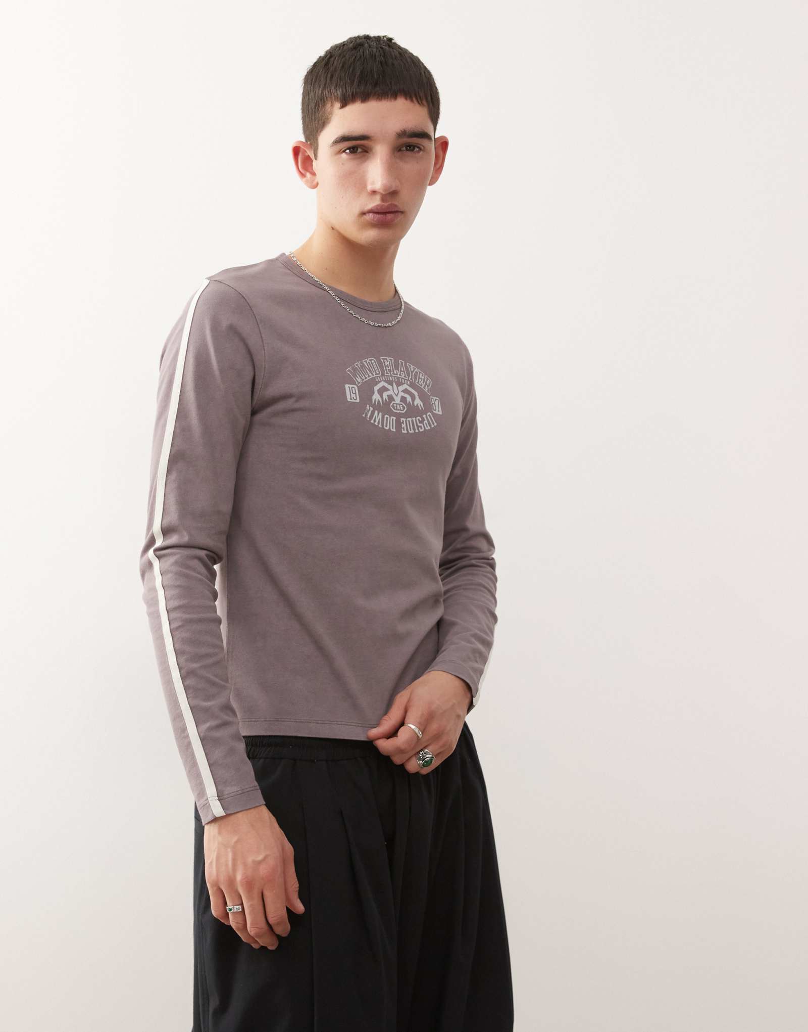 Восстановленная винтажная футболка x Stranger Things slim fit с перевернутым логотипом в стираном коричневом цвете