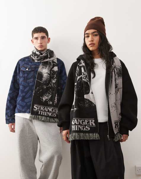 Reclaimed Vintage x Stranger Things - Sort/hvidt tørklæde med karakterprint - view 1