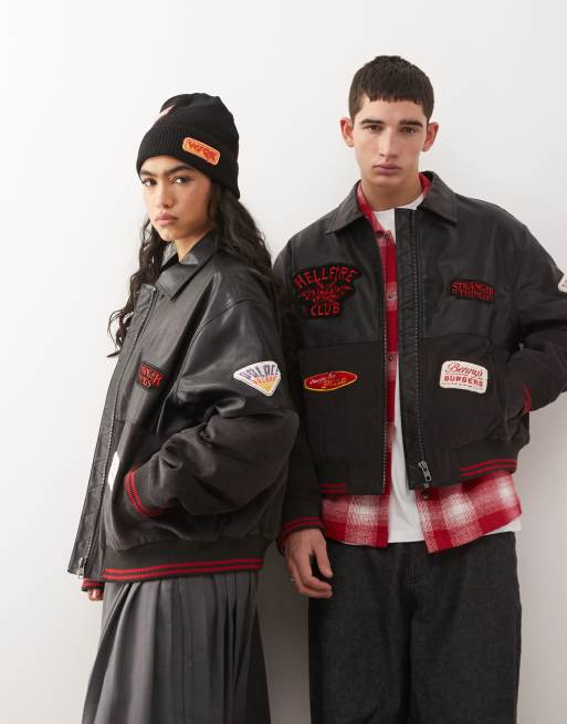 Reclaimed Vintage x Stranger Things – Svart bomberjacka av läderimitation i unisex-modell med manchester panel och blandade märken