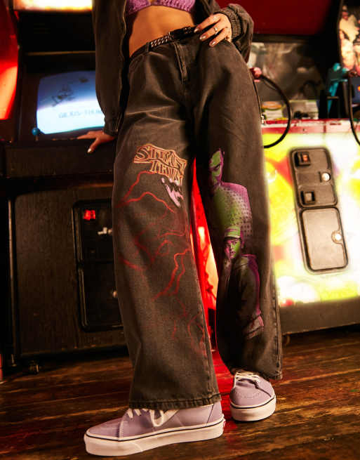 Reclaimed Vintage x Stranger Things - Uniseks jeans met personageprint, 3 van 4