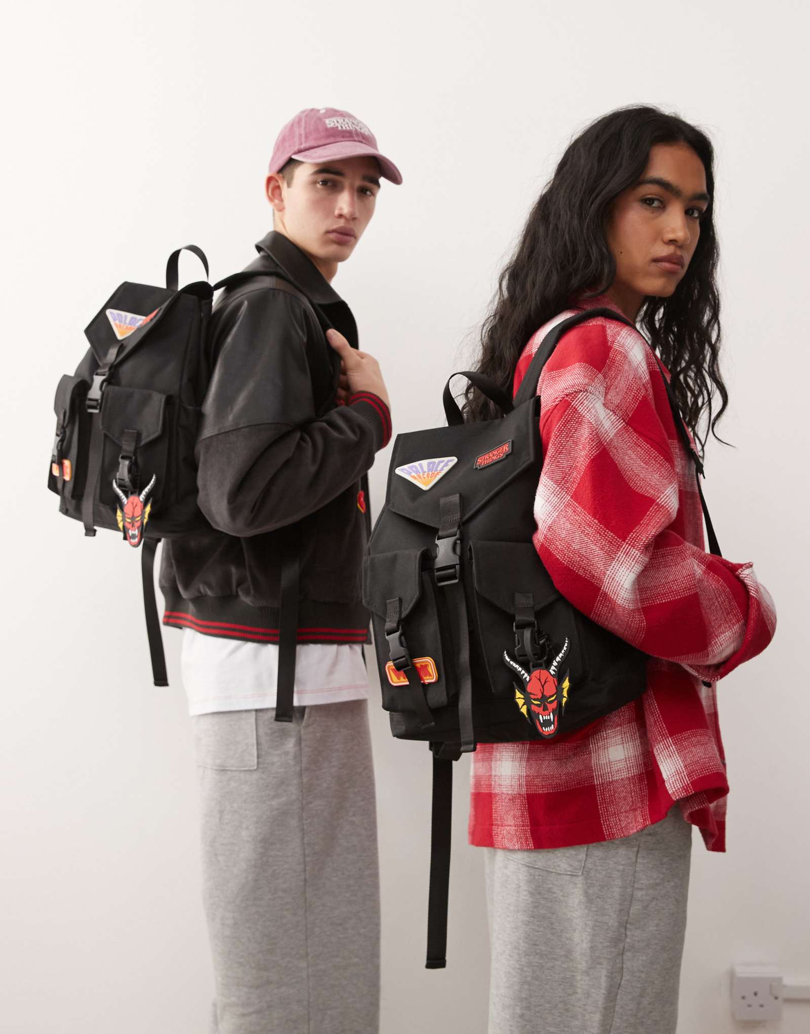 Восстановленный винтажный рюкзак унисекс x Stranger Things унисекс со значками черного цвета