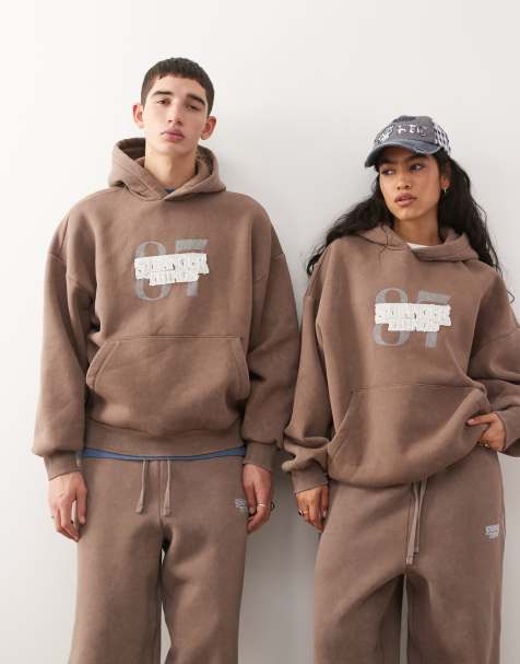 Reclaimed Vintage x Stranger Things - Unisex - Forvasket brun hættetrøje med logo - view 1