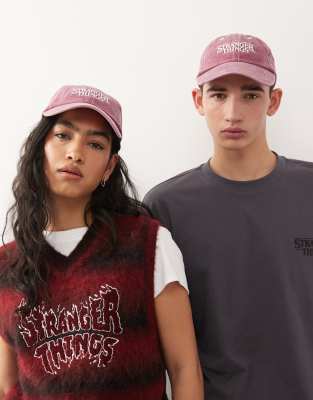 Reclaimed Vintage x Stranger Things - Unisex-Kappe in verwaschenem Burgunderrot mit Logo