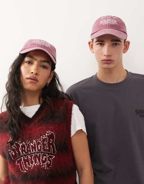 Reclaimed Vintage x Stranger Things – Unisex-Kappe in verwaschenem Burgunderrot mit Logo - view 1