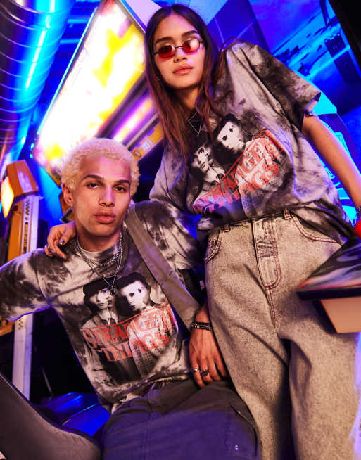 Reclaimed Vintage x Stranger Things - Unisex - Monokrom T-shirt med logo og forvrænget print af Mike og Eleven