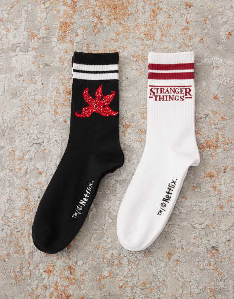 Reclaimed Vintage x Stranger Things - Unisex - Pakke med 2 par sokker i koksgrå/hvid - view 1