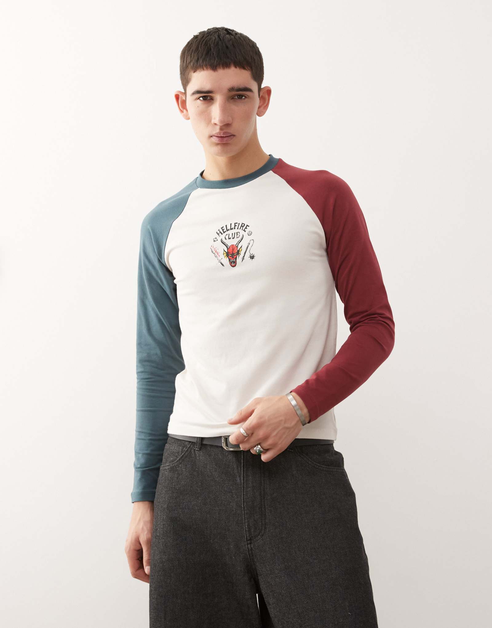 Восстановленная винтажная футболка унисекс ringer x Stranger Things с принтом Hellfire Club белого цвета