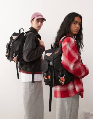 Reclaimed Vintage x Stranger Things - Unisex-Rucksack in Schwarz mit Aufnähern