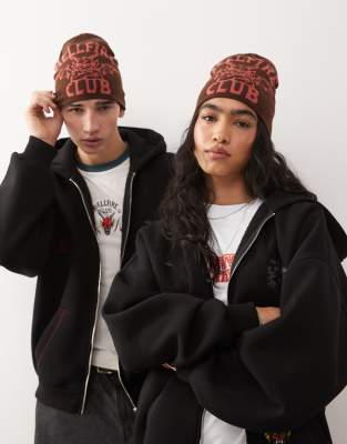 Reclaimed Vintage x Stranger Things - Unisex-Strickmütze in Braun mit „Hellfire"-Schriftzug-Schwarz