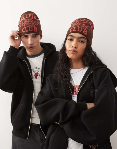 Reclaimed Vintage x Stranger Things – Unisex-Strickmütze in Braun mit „Hellfire“-Schriftzug - view 1