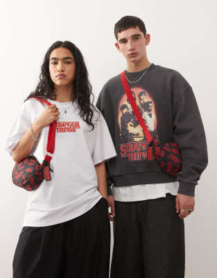 Reclaimed Vintage x Stranger Things - Unisex-Umhängetasche in Schwarz mit Logo