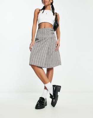 Reclaimed Vintage Reclaimed Vintage y2k midi kilt skirt in check-Multi