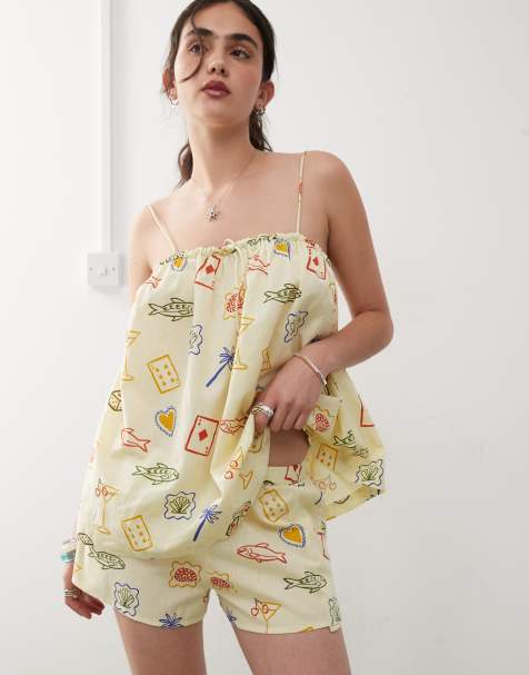 Reclaimed Vintage – Żółte wciągane szorty plażowe o luźnym kroju w pocztówkowy wzór - view 1