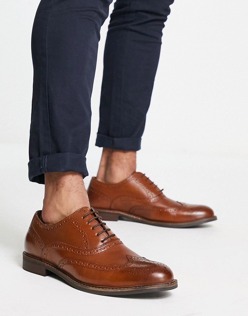 Red Tape leather brogues in tan-Brown