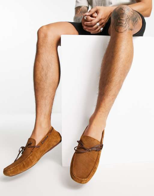 Red Tape – Ljusbruna loafers i mocka med tofsar