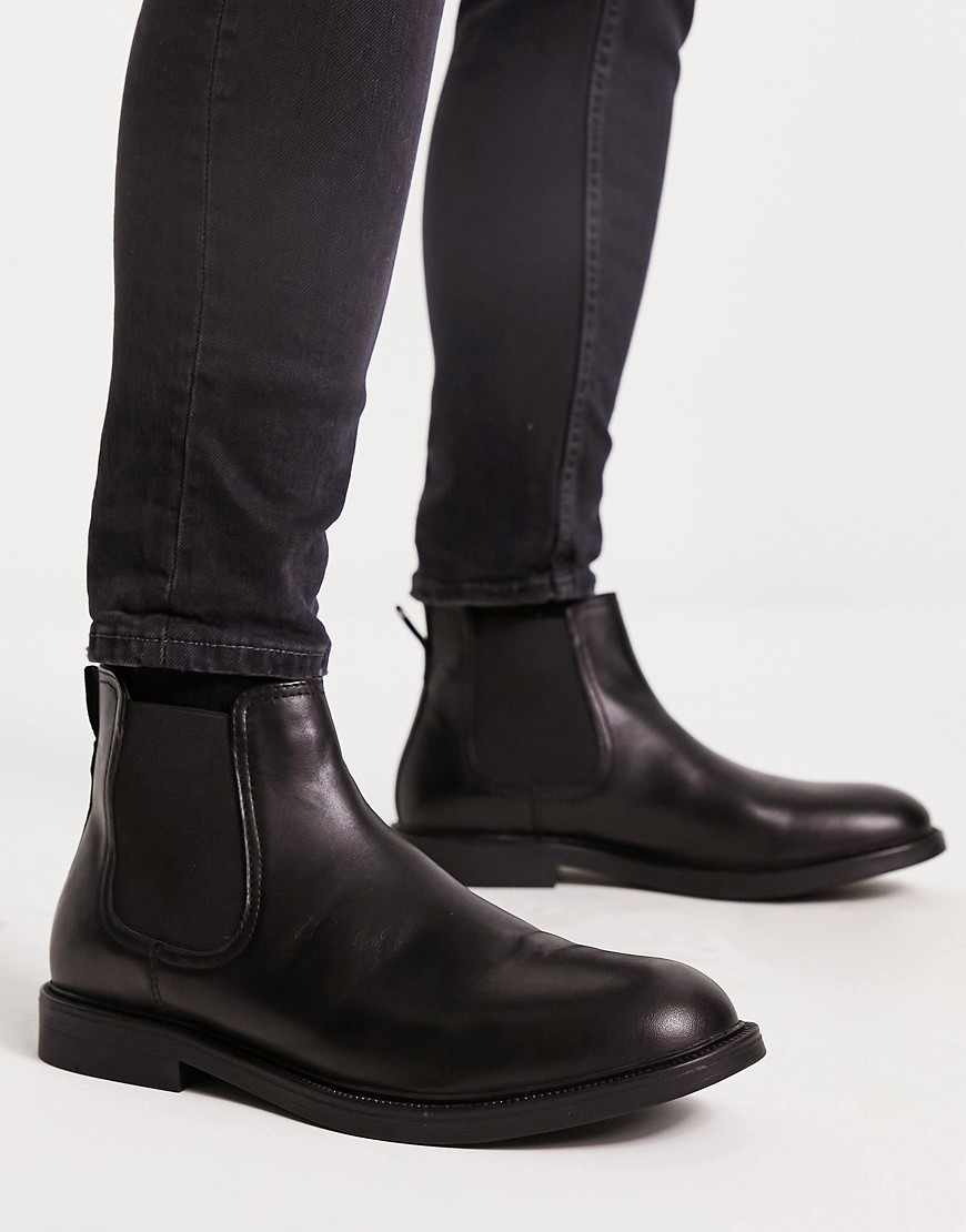 Red Tape minimal chelsea ankle boots in black leather