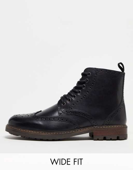 Red Tape – Svarta chelseaboots i läder med broguedetaljer och bred passform