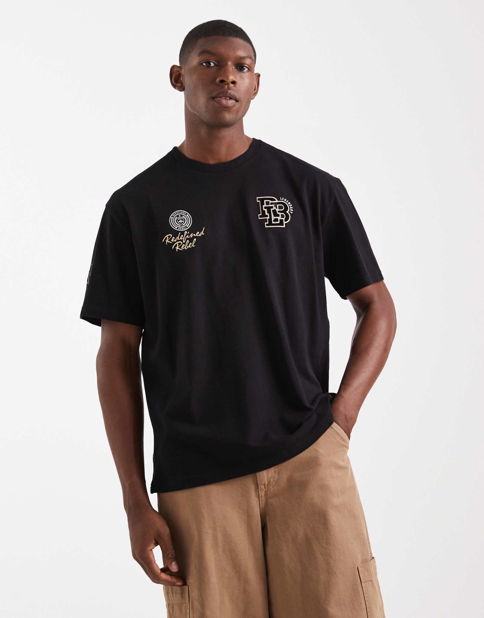 Модная футболка Rebel черного цвета с вышивкой в виде нескольких логотипов