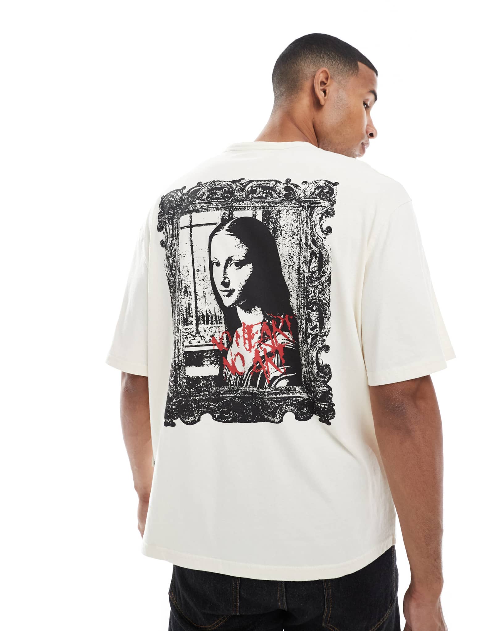 Белая футболка с переосмысленным бунтарским рисунком оверсайз на спине