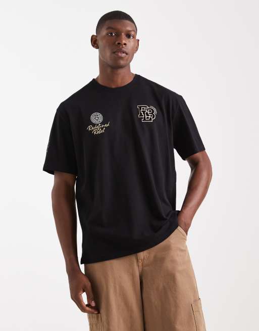 Redefined Rebel – Svart, boxig t-shirt med flera broderade logotyper