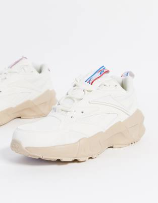 reebok aztrek double trainers in chalk