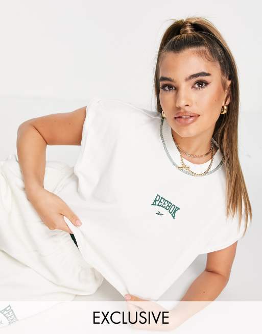 Reebok - Basketbal - Crop top met verlaagde schouders en onafgewerkte zoom in gebroken wit, exclusief bij ASOS