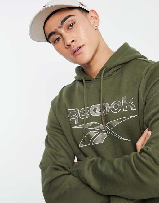 Reebok – Bluza z kapturem w kolorze zielonego khaki z logo we wzór moro