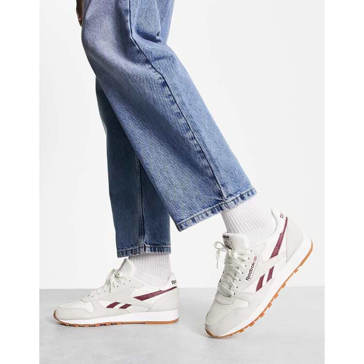 Reebok - Classic - Baskets en cuir - Blanc cassé et bordeaux | ASOS