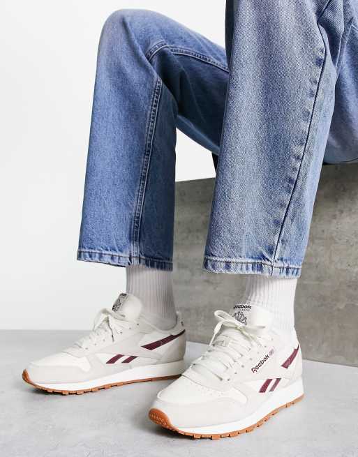 Reebok - Classic - Baskets en cuir - Blanc cassé et bordeaux | ASOS