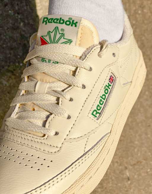 halstørklæde fire Bering strædet Reebok Classic Club C Vintage sneakers in chalk with green detail | ASOS