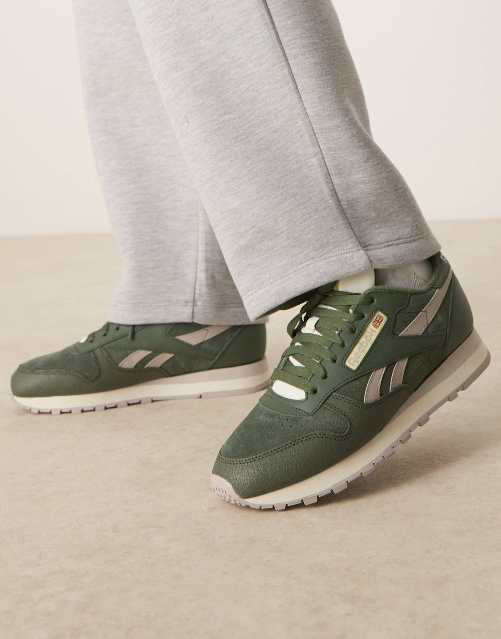 Классические кожаные кроссовки Reebok цвета хаки