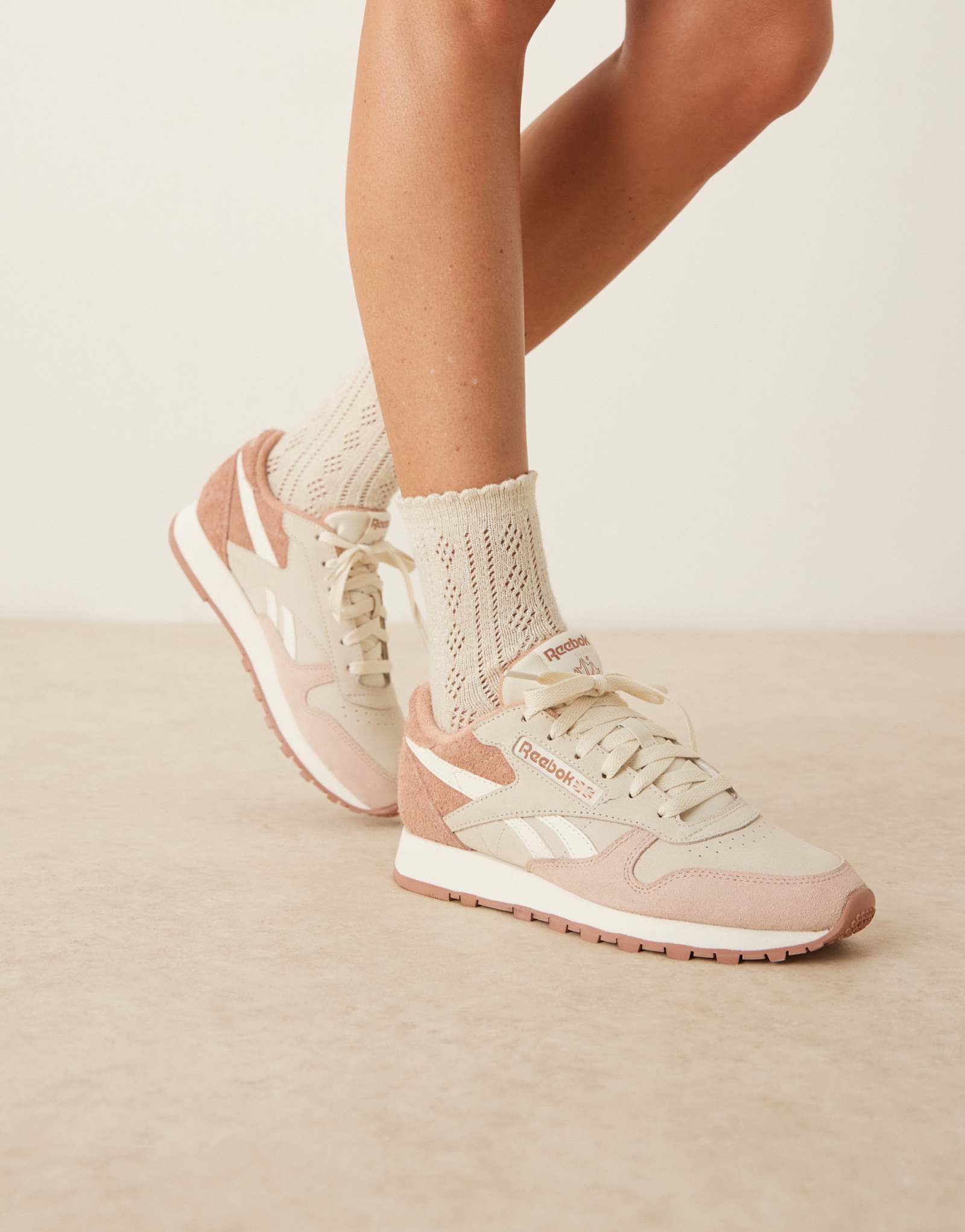 Классические кожаные кроссовки Reebok белоснежного и бежевого цветов