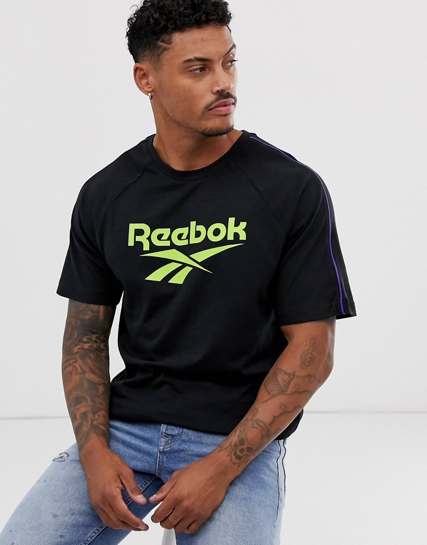 Reebok – Classic – Svart vintagemönstrad t-shirt