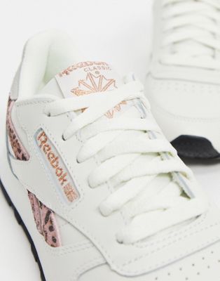Reebok Classic – Weiße Ledersneaker mit Leopardenmuster in Rosa | ASOS