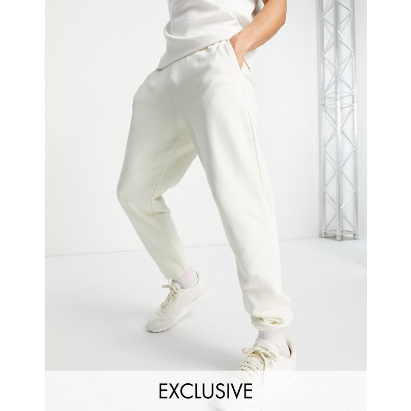VcPoJ Pantaloni e leggings Reebok Classics - Joggers con logo centrale bianco sporco - In esclusiva su ASOS