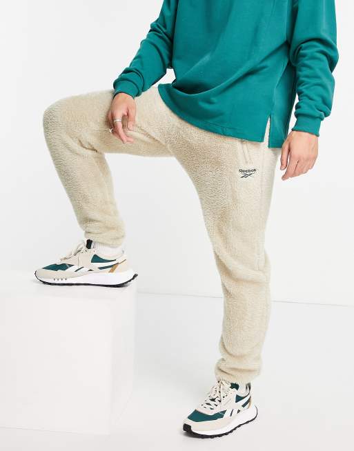 Reebok Classics - Joggers in pile beige con logo vector